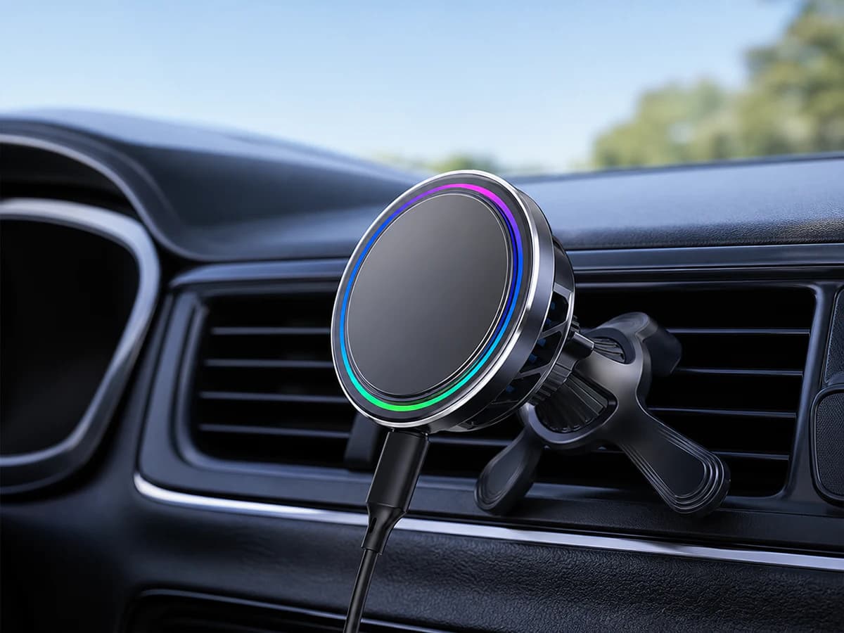 TOPTAI S21 Pro Qi2.2 wireless car charger in an automotive retail scene